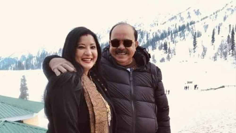 চলতি মাসের শুরুতেই কাশ্মীর ঘুরতে গিয়েছিলেন শোভন ও বৈশাখী। সঙ্গে গিয়েছিল বৈশাখীর মেয়ে মেহুলও। নেটমাধ্যমে ছড়িয়ে পড়েছিল ভূস্বর্গে তাঁদের বেড়ানোর ছবি। 