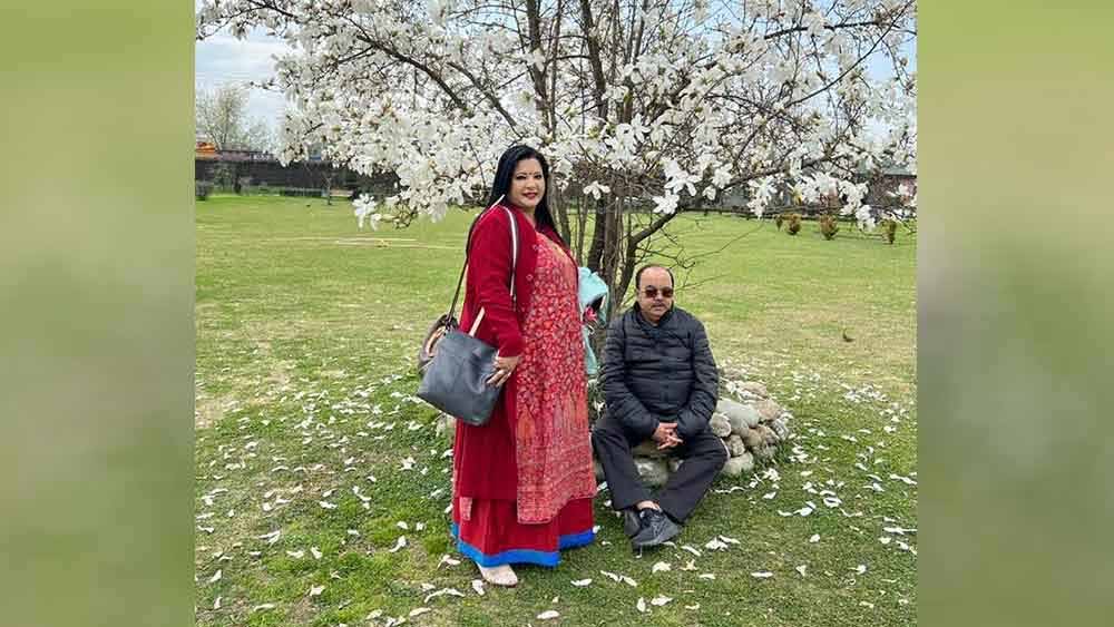 নেটমাধ্যমে প্রকাশিত ছবিতে বরফ ছোড়াছুড়ির খেলায় মাততে দেখা গিয়েছিল যুগলকে। গুলমার্গেরও বেশ কিছু ছবি পোস্ট করেছিলেন বৈশাখী। ফেসবুকে সেই ছবির বিবরণীতে তিনি লিখেছেন ‘কাশ্মীর ফাইল্‌স’। সেখান থেকে ফিরে আসার পরে এই বিবাহবিচ্ছেদের পক্ষে রায় পেলেন বৈশাখী।