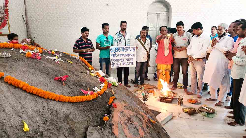 প্রার্থনা: জেলা তৃণমূল সভাপতি অনুব্রত মণ্ডলের মঙ্গল কামনায় যজ্ঞ। বুধবার।