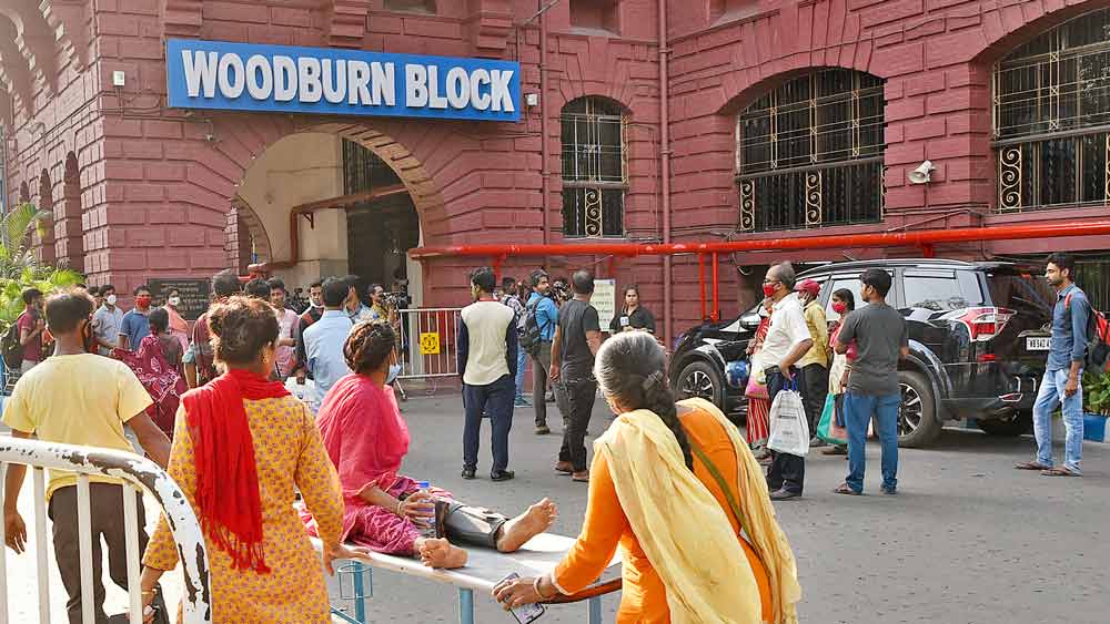 অসহায়: যে উডবার্ন ব্লকে ভর্তি হয়েছেন অনুব্রত মণ্ডল, তারই সামনে রোগীর ট্রলি ঠেলে নিয়ে যাচ্ছেন পরিজনেরাই। বুধবার, এসএসকেএমে। 