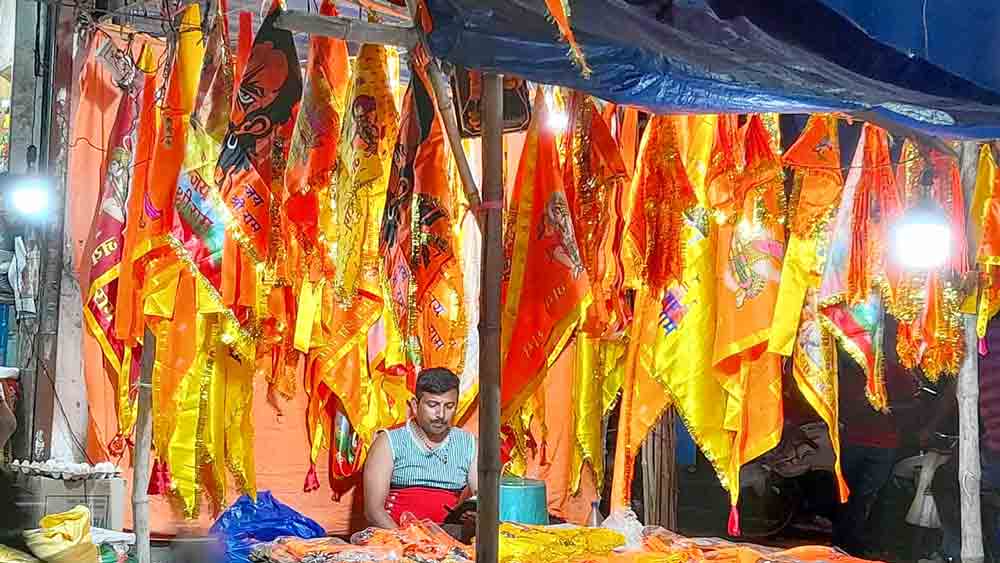 বিক্রি হচ্ছে রামনবমীর পতাকা। মেদিনীপুরের গেটবাজারে। বুধবার। 