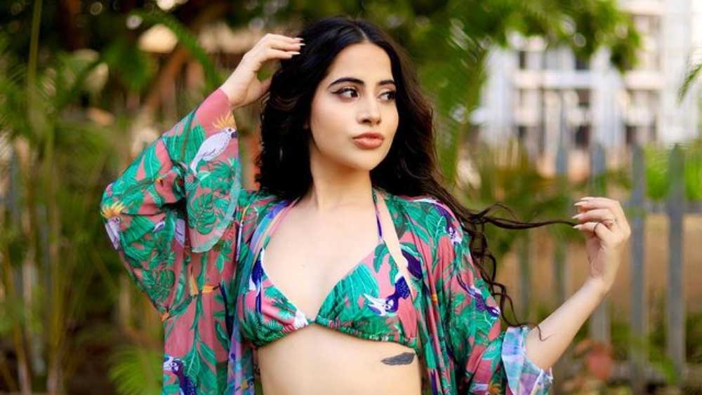 শরীর প্রদর্শক স্বল্পবাসে প্রায়শই বিভিন্ন অনুষ্ঠানে হাজির হতে দেখা যায় উরফিকে। পোশাকের জন্য বলিউডের ‘ফ্যাশন পুলিশ’দের কটাক্ষেরও শিকার হন উরফি।