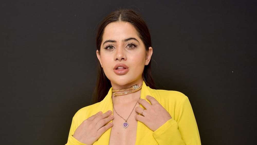 উরফি জানিয়েছেন, ওই পরিচালকের কথা শুনে তিনি কিছুটা ভেঙে পড়েছিলেন। কিন্তু তিনি নিজেকে বুঝিয়েছেন, কারও জন্য আর নিজেকে বদলাবেন না। এত দিন যা করে এসেছেন, তা-ই করবেন। তাতে কেউ যদি তার পোশাক পরিচ্ছদ নিয়ে কুমন্তব্য করেন, তো করুন।