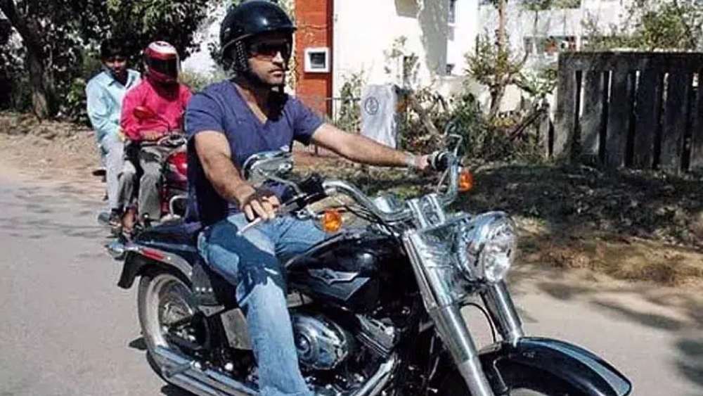 মাঝে মধ্যেই মোটরবাইক নিয়ে বেরিয়ে পড়েন ধোনি