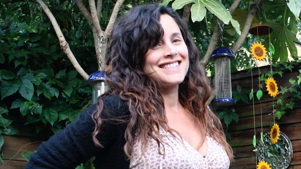 লন্ডনের নটিংহিলে ছোট্ট বাড়ি তাঁর। সেখানেই স্বামী পরিচালক প্রযোজক ম্যাথিউ পারখিল, মেয়ে ইডেন এবং একটি পোষ্যকে অবসর কাটে তাঁর। এঁরাই এখন রয়েছেন ভুবনের ‘গোরি মেমের’ ভুবন জুড়ে।