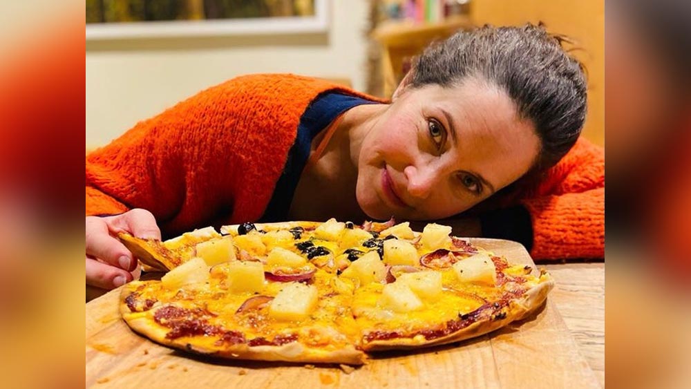 কিছু দিন আগেই একটি পিৎজার ছবি পোস্ট করেছিলেন। রেচেল যে খেতে দারুণ ভালবাসেন তা তাঁকে দেখেই বোঝা যাচ্ছিল সেই ছবিতে।