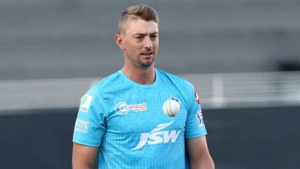 কামিন্স ইনিংসের ১৬তম ওভারে স্যামসকে দু’টি চার ও চারটি ছক্কা মারেন। একটি নো বল হয়। সেই বলে দু’রান নেন কলকাতার ব্যাটার।