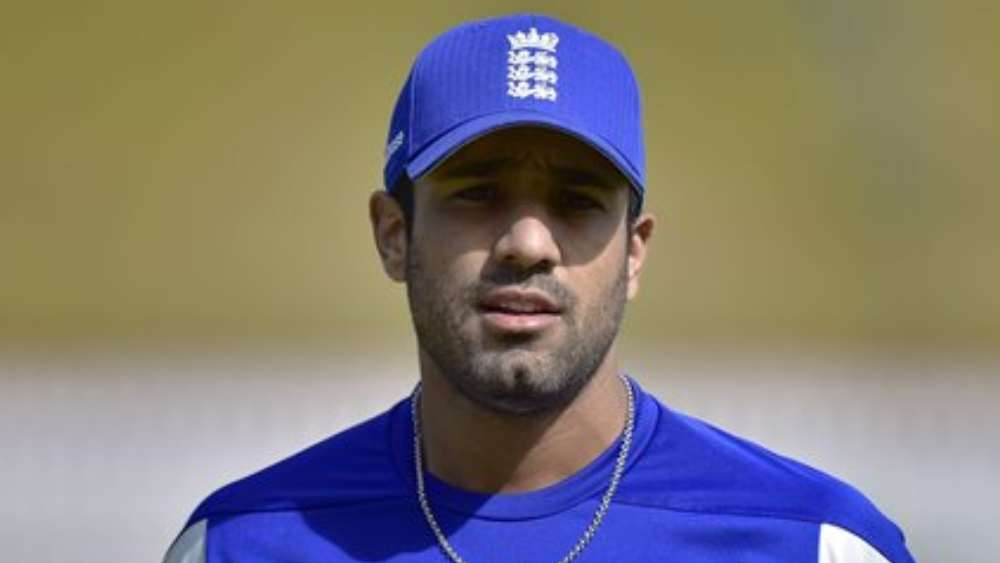 ২০১০ সালে কলকাতার বিরুদ্ধেই এক ওভারে ৩৩ রান দেন পঞ্জাব কিংসের (তৎকালীন কিংস ইলেভেন পঞ্জাব) বোলার রবি বোপারা। ম্যাচের ১৩তম ওভারে হয় সেই ঘটনা।