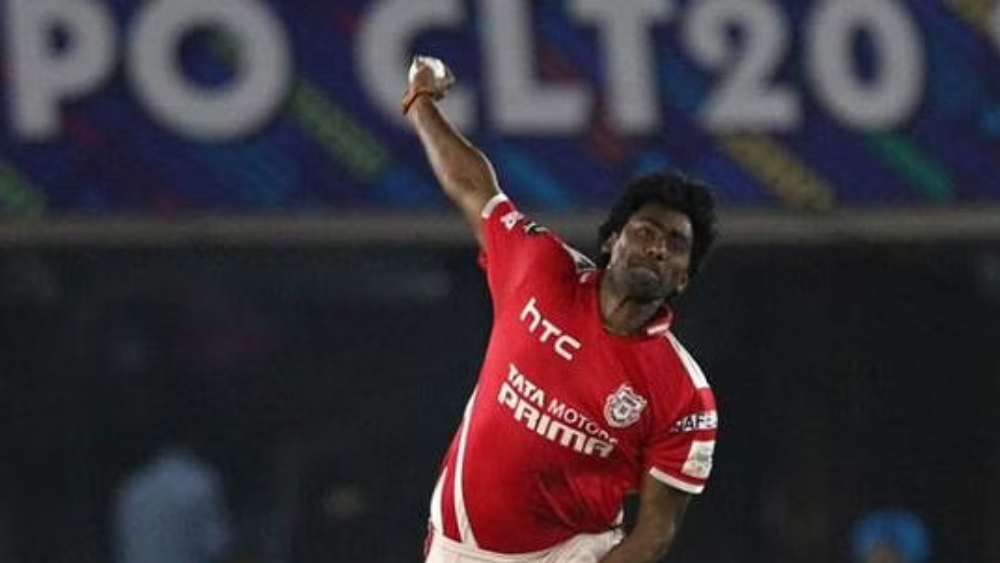 ২০১৪ সালে আইপিএলের প্লে-অফে চেন্নাই সুপার কিংসের বিরুদ্ধে এক ওভারে ৩৩ রান দেন পঞ্জাব কিংসের (তৎকালীন কিংস ইলেভেন পঞ্জাব) পরবিন্দর আওয়ানা।