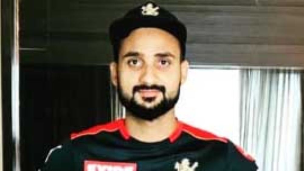 বাংলার আকাশ দীপও দুর্দান্ত বোলিং করছেন। ইতি মধ্যেই অধিনায়ক ফ্যাফ ডুপ্লেসি এবং বিরাট কোহলীর আস্থা অর্জন করে নিয়েছেন তিনি।