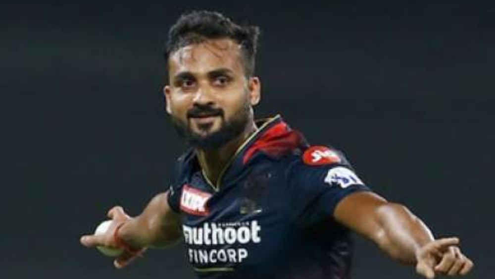 গত মরসুমে নিয়মিত দলে সুযোগ না পেলেও এ বার এখনও পর্যন্ত বেঙ্গালুরুর হয়ে প্রতিটি ম্যাচেই ভাল খেলেছেন তিনি। কলকাতার বিরুদ্ধে তাঁর পারফরম্যান্স নজর কেড়েছে। তিন ম্যাচে এখনও পর্যন্ত চার উইকেট নিয়েছেন তিনি।