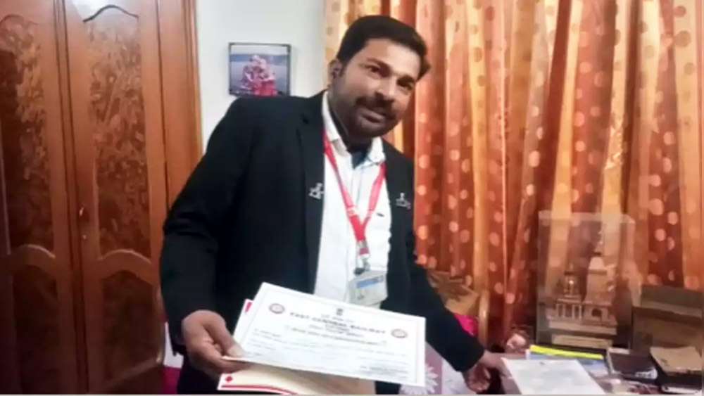 বিনা টিকিটে ট্রেন যাত্রীদের জরিমানা করে প্রতি অর্থবর্ষে বিপুল অর্থ ভাঁড়ারে তুলে আনে রেল। 