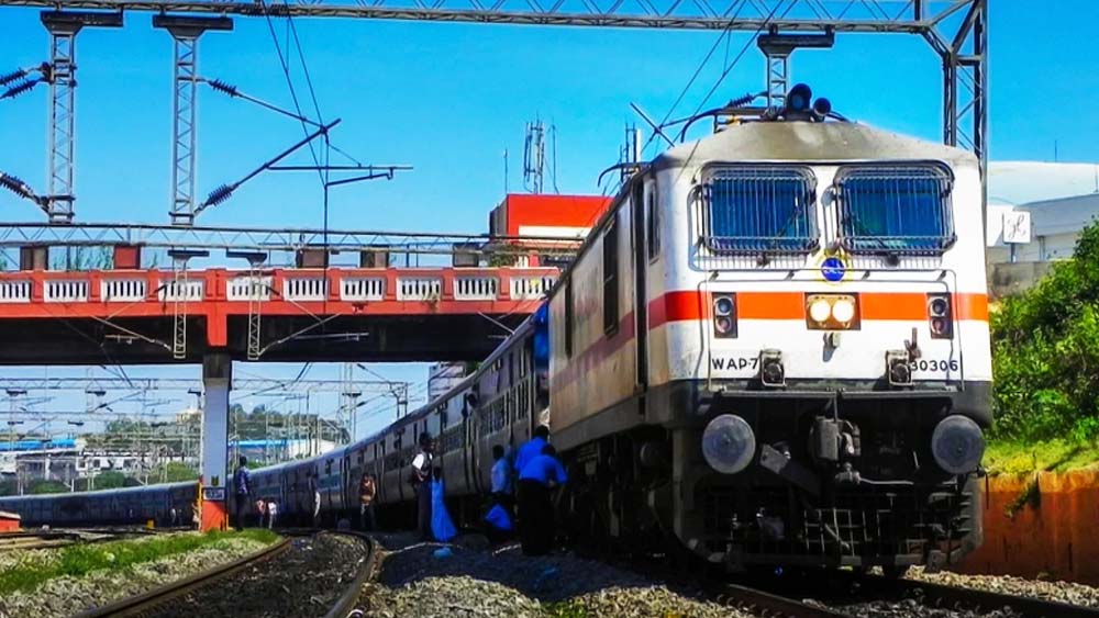 আর এই কাজে নজর কাড়লেন বিহারের এক টিকিট পরীক্ষক।