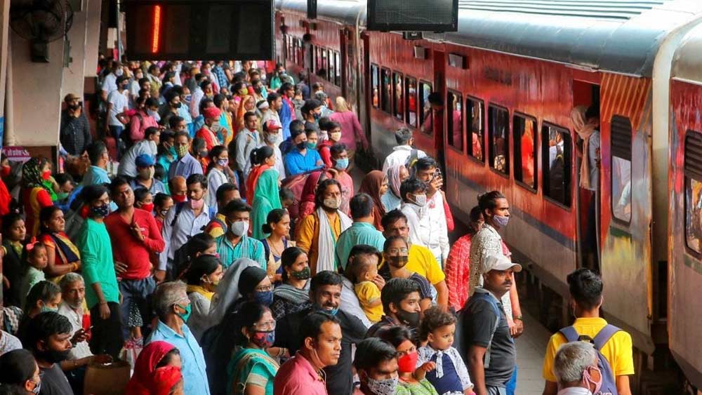 এক বছরে বিনা টিকিটে যাত্রীদের ধরে মোট ১ কোটি ১১ লক্ষ টাকা তুলে এনেছেন শশিকুমার নামে ওই রেলকর্মী। 