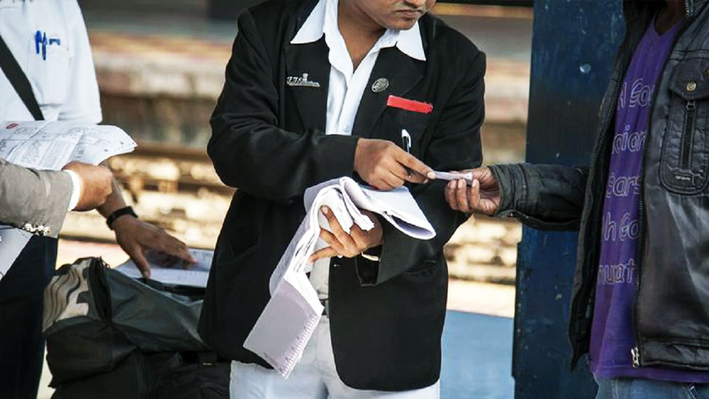 ওই সময়ের মধ্যে শশী অন্তত ১৬ হাজার বিনা টিকিটের যাত্রীকে পাকড়াও করেছেন। 