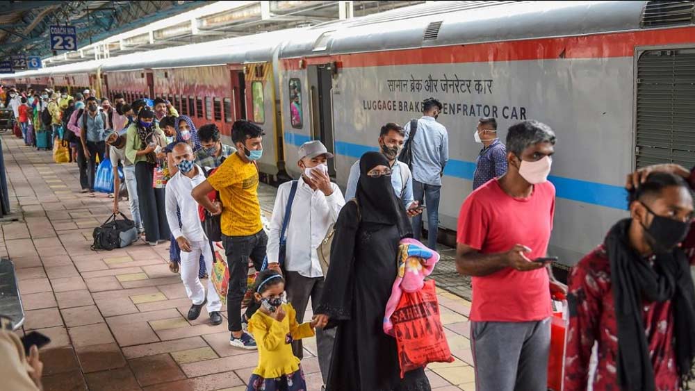 তিনি মূলত বিহারের দানাপুর, পটনা, বক্সার, দীনদয়াল উপাধ্যায় জংশন স্টেশনেই টিকিট পরীক্ষকের কাজ করেন।