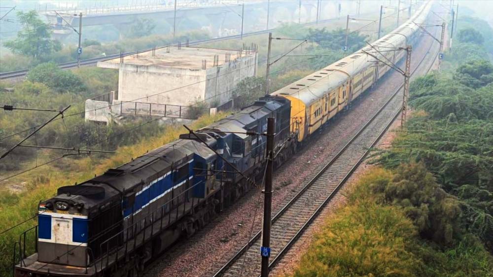 বছর চারেক ভারতীয় রেলওয়েতে চাকরি পান শশী। রেল সূত্রে খবর, বিনা টিকিটে যাত্রীদের ধরে জরিমানা করে কোটি টাকা তোলার নিরিখে শশীর ধারে কাছে কেউ নেই। 