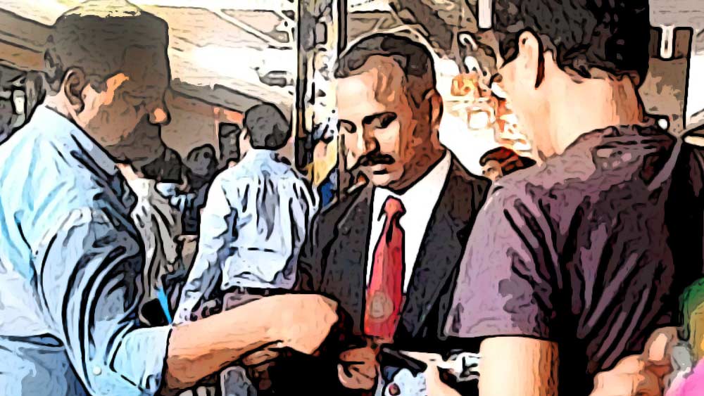 রেলের পূর্ব-মধ্য শাখা থেকে শংসাপত্রও পেয়েছেন শশী। তাঁর হাতে শংসাপত্র তুলে দিয়েছেন ওই রেল শাখার কমার্শিয়াল ম্যানেজার আধার রাজ।