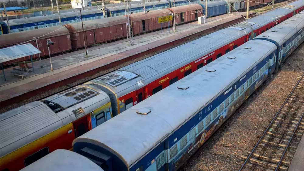 ওই শংসাপত্র থেকে জানা গিয়েছে, পিএনবিই-৪ স্কোয়াডে টিকিট পরীক্ষক হিসেবে চলতি অর্থবর্ষে ৬৮ লক্ষ ৩০ টাকা তুলে এসেছেন শশী।