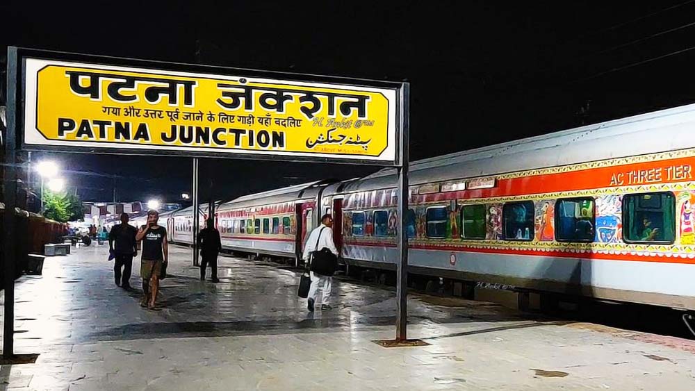 তাঁর কাজকে স্বীকৃতি জানিয়ে পটনার স্টেশন ডিরেক্টর শশীর হাতে একটি শংসাপত্র তুলে দিয়েছেন। 