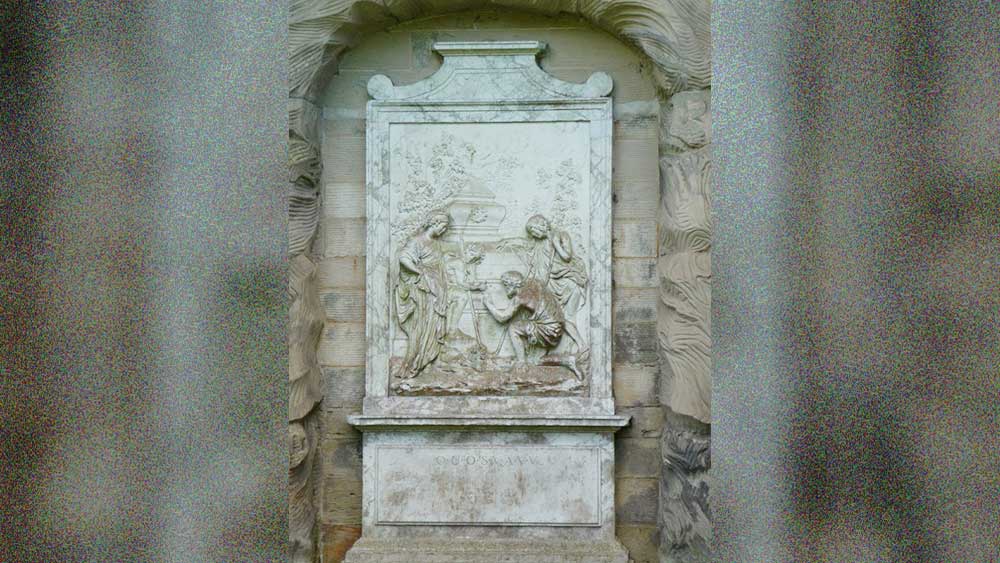 বিস্ময়কর এই স্মৃতিসৌধটি ইংল্যান্ডের স্টাফোর্ডশায়ারের শাগবরো এস্টেটের বাগানে অবস্থিত। ফরাসি বারোক চিত্রকর নিকোলাস পুসাঁ (১৫৯৪-১৬৬৫)-র আঁকা ‘আর্কেডিয়ান শেফার্ডস’ নামক ছবি থেকে গৃহীত দেওয়াল ভাস্কর্যের নীচে খোদাই করা কয়েকটি এলোমেলো অক্ষর। 