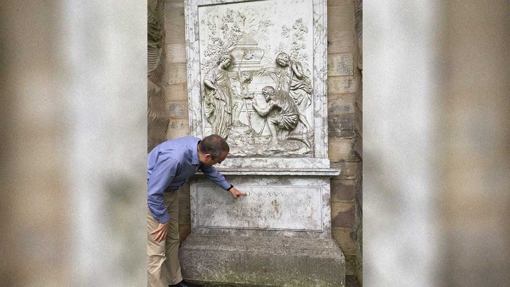 ম্যাসি মনে করেন,  আপাতদৃষ্টিতে অস্পষ্ট কিছু অক্ষর ‘O-U-O-S-V-A-V-V’- এর অর্থ হতে পারে ‘Oro Ut Omnes Sequantur Viam Ad Veram Vitam,’ যা অনুবাদ করলে দাঁড়ায়, ‘আমি প্রার্থনা করি, যেন সকলে জীবনে সত্যের পথ অনুসরণ করতে পারে।’