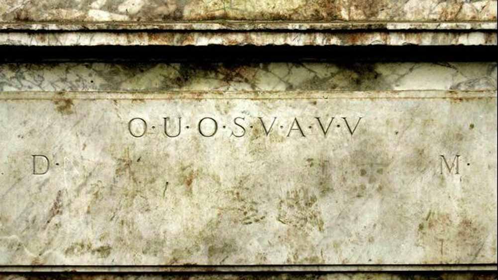 ম্যাসি সোজাসাপটা ভাবে ভাবার এবং বিশাল গভীর তাৎপর্য না খোঁজার পরামর্শ দিয়েছিলেন৷ ম্যাসি দৃঢ় ভাবে বিশ্বাস করেন, লিপির ঠিক নীচে ডি এবং এম অক্ষরগুলি প্রধান সূত্র। 