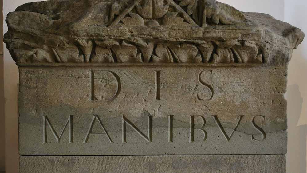 ম্যাসি মনে করেন শাগবরো কোডের অর্থ বোঝার ক্ষেত্রে ডি এবং এম অক্ষরদুটি গুরুত্বপূর্ণ। তিনি মনে করেন যে সংক্ষিপ্ত অক্ষরগুলি ‘ডিস ম্যানিবুস’ যার অর্থ ‘মানেসের জন্য’ (পাতালের পৌরাণিক আত্মা), যা বহু প্রাচীন খ্রিস্টান সমাধিতে খোদাই করা রয়েছে৷ 