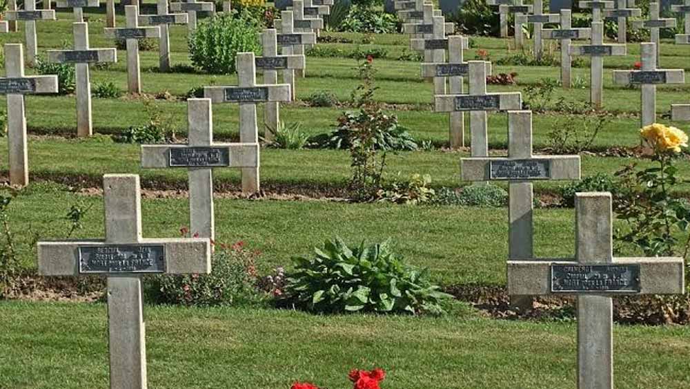 মানেস এবং খ্রিস্টান সমাধির মধ্যে সংযোগ সম্পর্কে বিশদ ভাবে বর্ণনা করে ম্যাসি বলেছেন লিপিটি লাতিন ভাষায় রচিত একটি সমাধি স্মারক। উপরন্তু, বাইবেলের একটি অনুচ্ছেদের সঙ্গে তুলনা করা হয়েছে বলেই ম্যাসির অভিমত৷ 