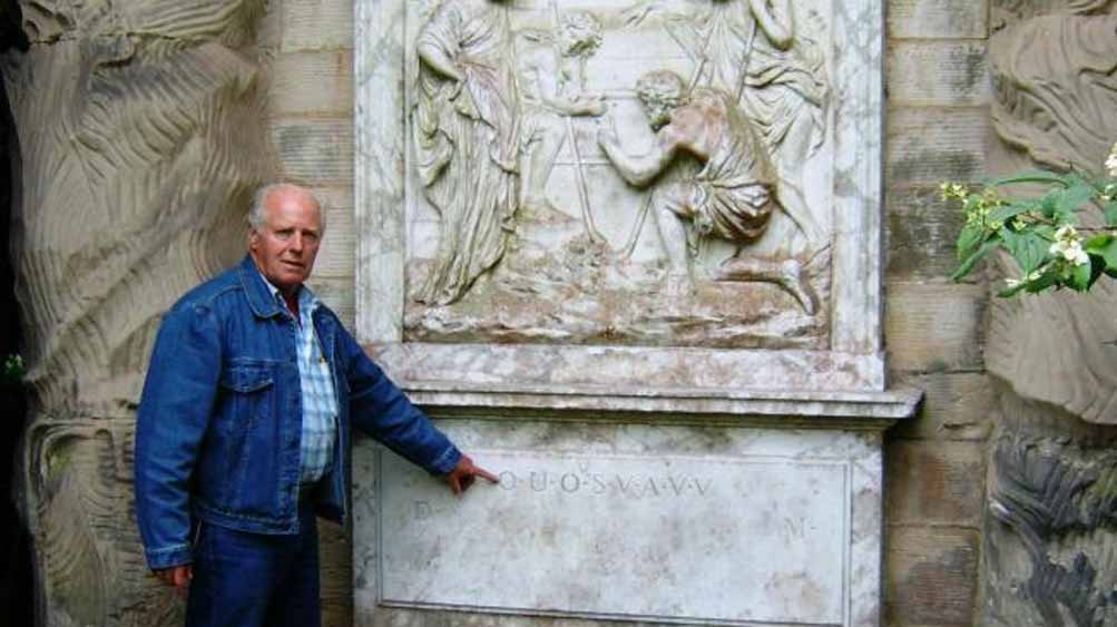 রহস্যময় এই অক্ষরগুলি সম্পর্কে বহু গবেষক, বিজ্ঞানী এবং ঐতিহাসিক নিজ নিজ ব্যাখ্যা দিয়েছেন এবং সকলেই ভিন্ন ভিন্ন অর্থ উদ্ধার করেছেন৷ 