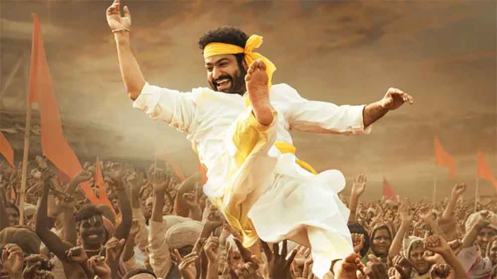 মূলত তেলুগু ভাষায় হলেও রাজামৌলীর এ ছবিটি একসঙ্গে আরও পাঁচটি ভাষায় মুক্তি পেয়েছে। তেলুগুর পাশাপাশি তামিল, কন্নড়, মালয়ালম এবং হিন্দিতে।