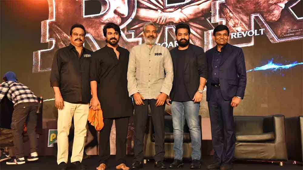 পার্টি শুরু হতেই একে একে এসেছেন হুমা, অমিরেরা। হইহুল্লোড়ের মাঝে আমিরের সঙ্গে হাসিমুখে ‘পোজ’ দিতে ভোলেননি তাঁরা।