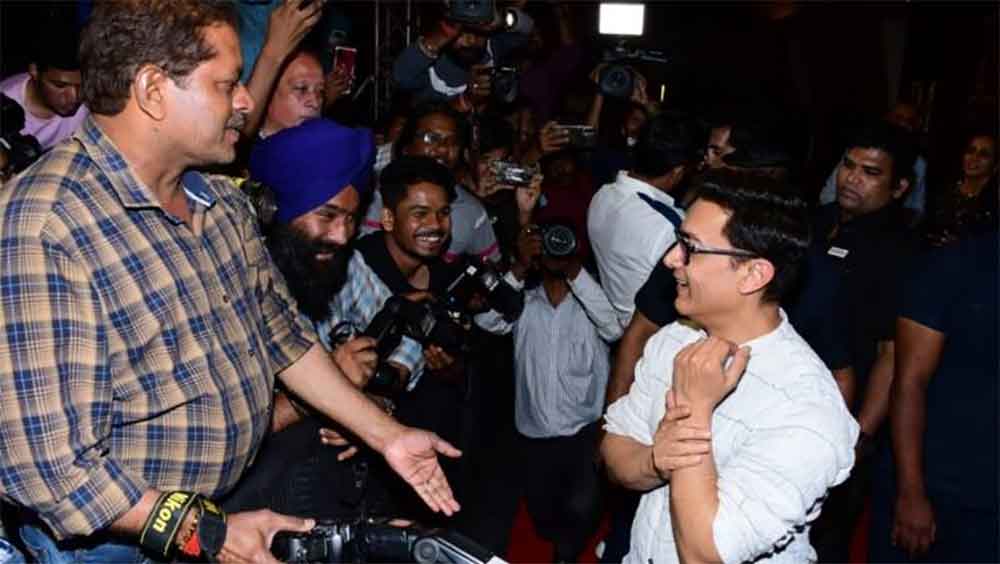 ফোটোগ্রাফারেরা ঘিরে ধরলে হাসিমুখে তাঁদের দাবি মিটিয়েছেন বছর সাতান্ন আমির।