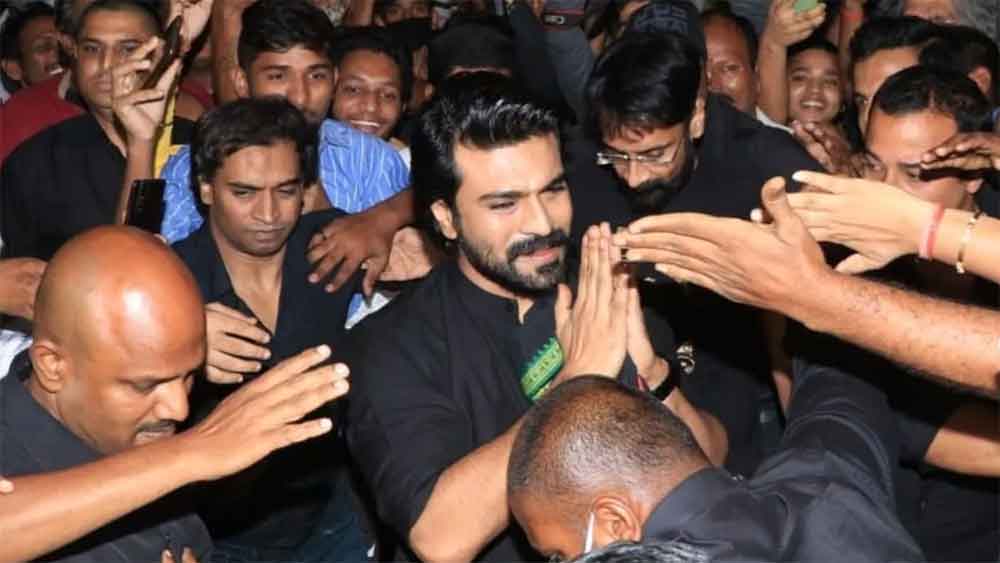 ৪১ দিনের ব্রত শেষে শবরীমালা মন্দিরে যাবেন রামচরণ। ফলে আজকাল এ অবতারে সবর্ত্র দেখা যাচ্ছে দক্ষিণী সুপারস্টার চিরঞ্জীবীর পুত্রকে।