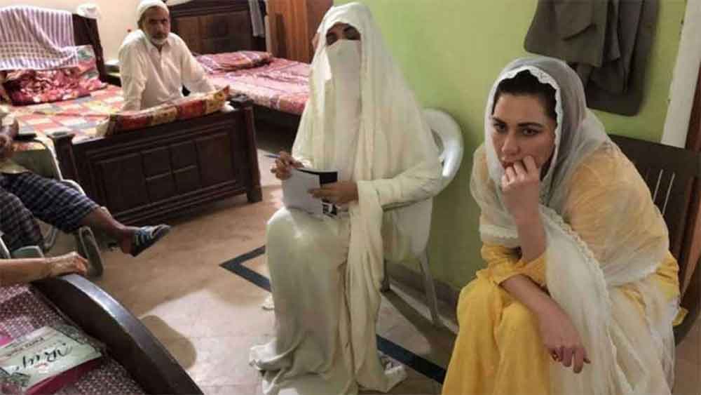 কে এই ফারহা খান? পাক সংবাদমাধ্যমে ইমরানের খবরের মাঝেও যিনি অনায়াসে শিরোনাম কেড়ে নিয়েছেন।