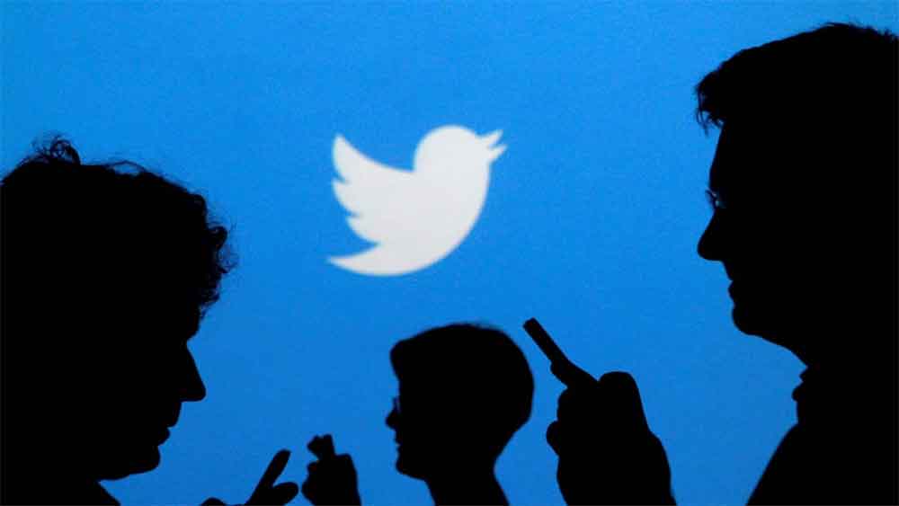 টুইটার-ফেসবুকের পাতা ছয়লাপ দামি হাতব্যাগ-সহ ফারহার একটি ছবি। আপাতত নেটমাধ্যমে ভাইরাল ফারহা।