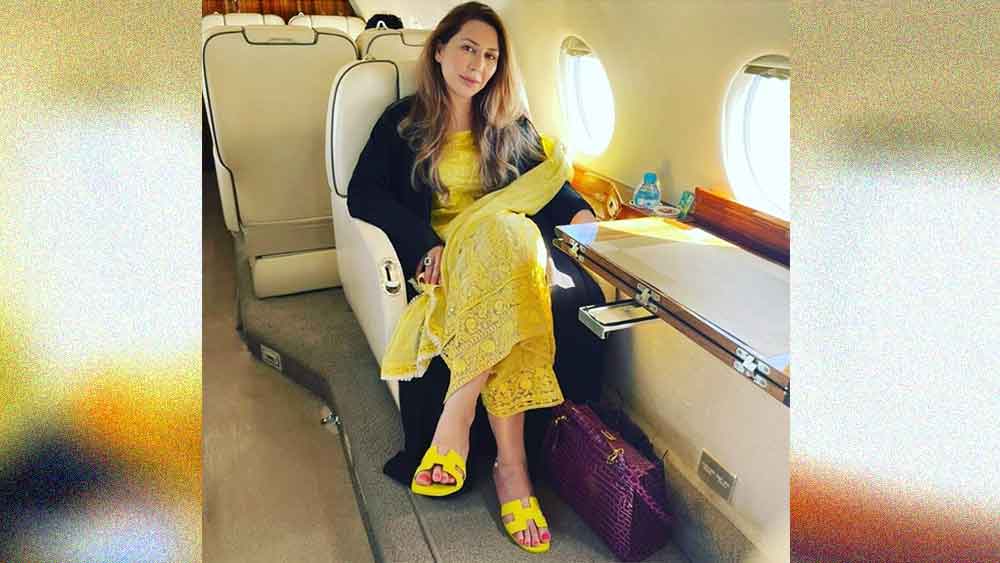 ছবিতে দেখা গিয়েছে, বিমানের আসনে বেশ আয়েশ করে বসে রয়েছেন ফারহা। উজ্জ্বল হলুদ পোশাকের সঙ্গে একই রঙের মানানসই চপ্পল। সঙ্গে রয়েছে একটি বেগুনি রঙের হাতব্যাগ। বিরোধীদের দাবি, সেটির দাম, ৯০,০০০ ডলার (ভারতীয় মুদ্রায় ৬৮ লক্ষ টাকার বেশি)।