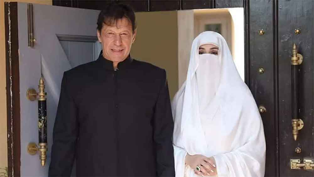 ৫ এপ্রিল সেই ছবি টুইট করেন পাকিস্তান মুসলিম লিগ (নওয়াজ)-এর ওই নেত্রী তথা পাক ন্যাশনাল অ্যাসেম্বলির সদস্য। ছবির তলায় রোমিনা লিখেছেন, ‘বুশরার ফ্রন্টউওম্যান ফারহা খান, যিনি পালিয়ে গিয়েছেন। তাঁর সঙ্গের ব্যাগটির দাম ৯০,০০০ আমেরিকান ডলার। হ্যাঁ! সেটা ৯০ হাজার আমেরিকান ডলারের!’