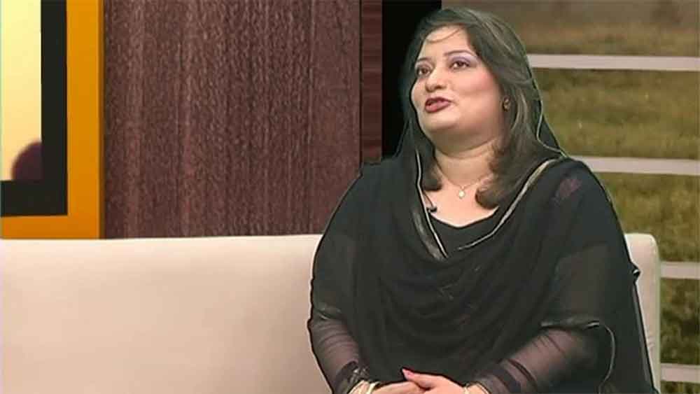 পাকিস্তানের বহু বিরোধী নেতা-নেত্রীই ফারহার ওই ছবিটি চালাচালি করেছেন। তাঁদের মধ্যে রোমিনা খুরশিদ আলমও রয়েছেন।