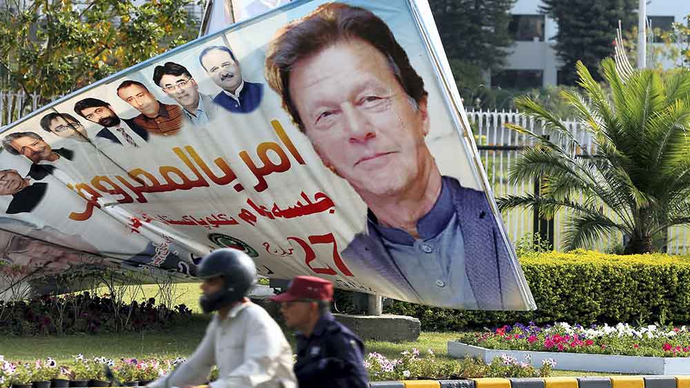 পাক সুপ্রিম কোর্টের নির্দেশের পর প্রধানমন্ত্রীর কুর্সি বাঁচানো ইমরানের পক্ষে কঠিন বলে মনে করছেন রাজনীতির পণ্ডিতেরা। কারণ, ন্যাশনাল অ্যাসেম্বলির ৩৪২টি আসনের মধ্যে সংখ্যাগরিষ্ঠতা প্রমাণের জন্য প্রয়োজনীয় ১৭২ জন সদস্যদের সমর্থন প্রয়োজন। তবে রবিবারই অনাস্থা প্রস্তাবের সমর্থনে ছিলেন ১৯৭ জন সদস্য। ফলে বাউন্সি পিচে প্রথম দিকে ধরে ফেললেও উইকেট শেষমেশ বাঁচানো যাবে না বলেই মত অনেকের।