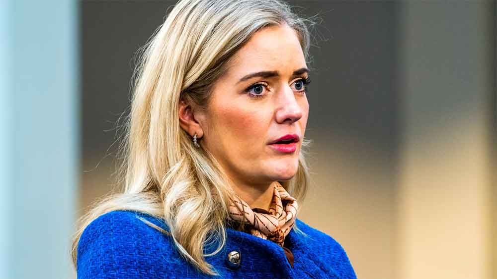 ইমরানের এই বিপত্তিতে মাথাচাড়া দিয়েছে ফারহার বিরুদ্ধে দুর্নীতির অভিযোগ। ইমরানের বিরুদ্ধে অনাস্থার প্রস্তাব পেশ করার দিনেই নাকি ফারহা দেশ ছেড়ে দুবাই পালিয়েছেন বলে দাবি। এমনকি, তাঁর স্বামী এসসান জামিল গুজ্জর নাকি আগেই আমেরিকার পথে রওনা দিয়েছেন।