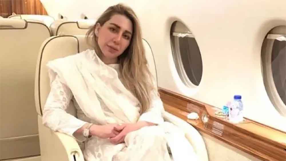 ফারহা শাহজাদি নামে পরিচিত ইমরানের স্ত্রীর এই বান্ধবীর বিরুদ্ধে অভিযোগকারীদের মধ্যে রয়েছেন পঞ্জাব প্রদেশের প্রাক্তন গভর্নর চৌধরি সারওয়ার এবং আলিম খান। সম্প্রতি সারওয়ারকে গভর্নর পদ থেকে সরিয়ে দেওয়া হয়েছে। অন্য দিকে, ইমরানের পুরনো বন্ধু বলে পরিচিত আলিম।