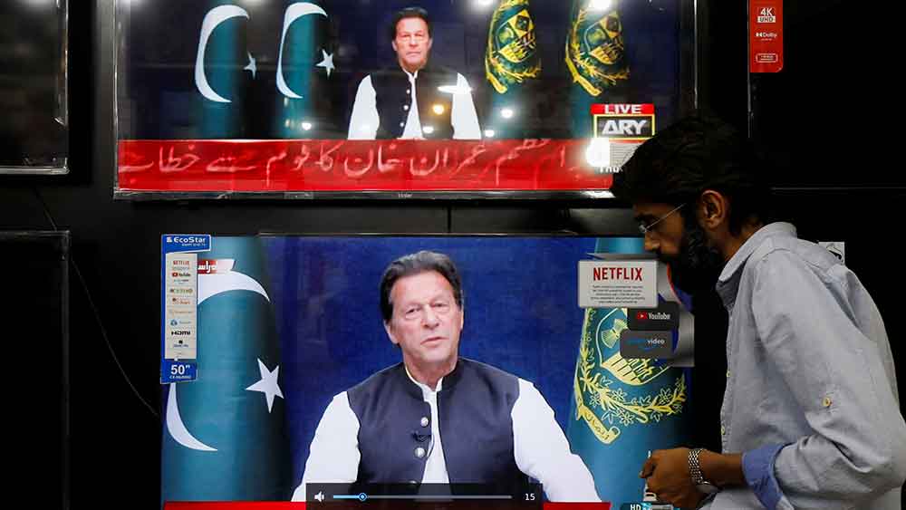 ফারহার বিরুদ্ধে দুর্নীতি নিয়ে মুখ না খুললেও একটি টেলিভিশন সাক্ষাৎকারে সম্প্রতি ইমরানের দাবি ছিল, ‘‘দেশবাসীকে জানিয়ে রাখা ভাল যে আমার জীবনের আশঙ্কা রয়েছে। (বিরোধীরা) ওরা আমার চরিত্রহননের পরিকল্পনা করছেন। শুধুমাত্র আমার নয়, আমার স্ত্রীর বিরুদ্ধেও একই চেষ্টা চলছে।’’