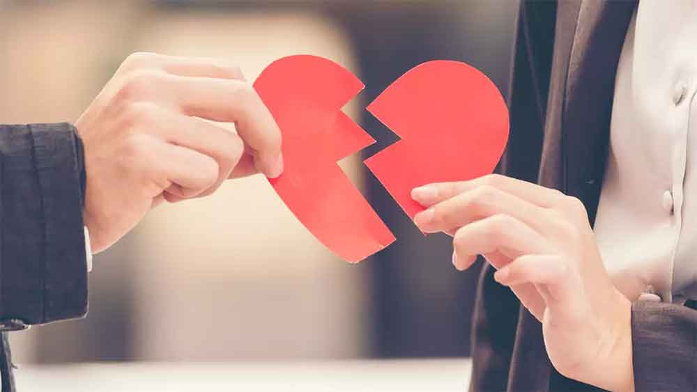 যদিও তাঁদের 'দম্পতি' বলাটা কতটা যুক্তিসঙ্গত, তা নিয়ে প্রশ্ন রয়েছে। কারণ, আইনি পথে বিবাহ বিচ্ছেদ না হলেও গত ১১ বছর ধরেই আলাদা রয়েছেন তাঁরা। তার আগে অবশ্য ৩০ বছর এক ছাদের তলায় সংসার করেছেন এই যুগল।