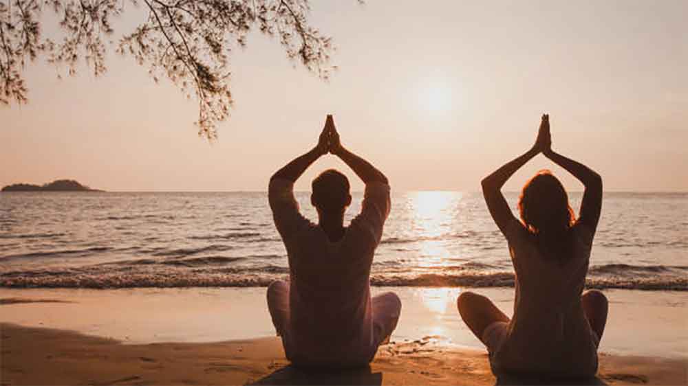 এই যুগলেরর মধ্যে বিবাদ মেটাতে দাওয়াইও দিয়েছে শীর্ষ আদালত। ওই মহিলা এবং তাঁর স্বামীকে ধ্যান করার পরামর্শ দিয়েছেন বিচারপতিরা।