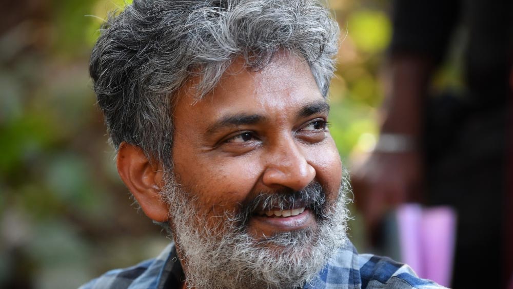 তাঁকে এখন ‘দামি’ পরিচালক বলাই যায়! ‘বাহুবলী’, ‘বাহুবলী ২’, ‘আরআরআর’ ছবিতে একের পর এক ফিল্ম ব্যবসার রেকর্ড ভেঙেই চলেছেন এসএস রাজামৌলী। অথচ এমন সফল পরিচালককে প্রকাশ্যে অপমান করতে দ্বিতীয় বার ভাবেননি বলিউড অভিনেত্রী শ্রীদেবী।