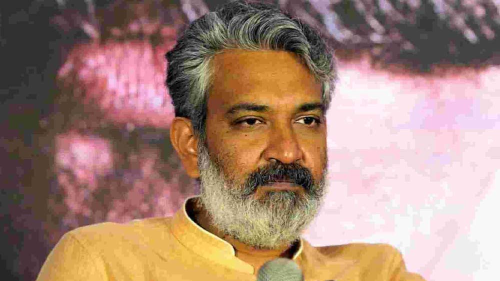 বলিউডের জনপ্রিয় অভিনেত্রীর কাছ থেকে এমন সরাসরি আক্রমণে বিব্রত হয়ে পড়েছিলেন পরিচালক রাজামৌলী। ওই সাংবাদিক বৈঠকের পর ক্ষমা চাইতে বাধ্য হন তিনি।