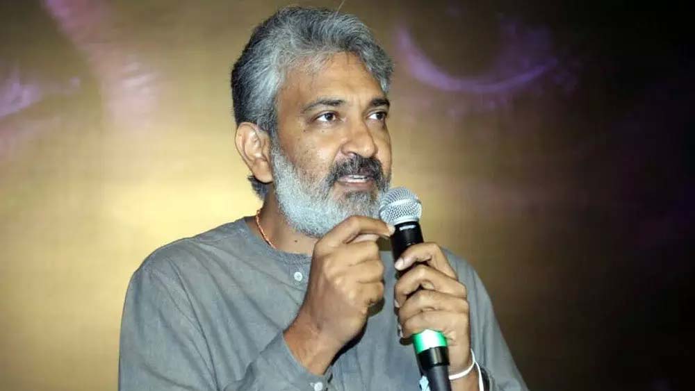 পরিচালক সর্বসমক্ষে ভুল স্বীকার করে নেন। এমনকি তাঁকে এমনও বলতে শোনা যায় যে, তিনি ভারতীয় সিনেমার কিংবদন্তীপ্রতীম অভিনেত্রীর প্রতি শ্রদ্ধাবনত। তাঁকে অত্যন্ত সম্মান করেন। তিনি যদি তাঁর কথায় অপমানিত বোধ করে থাকেন, তবে তার জন্য ক্ষমাপ্রার্থী।