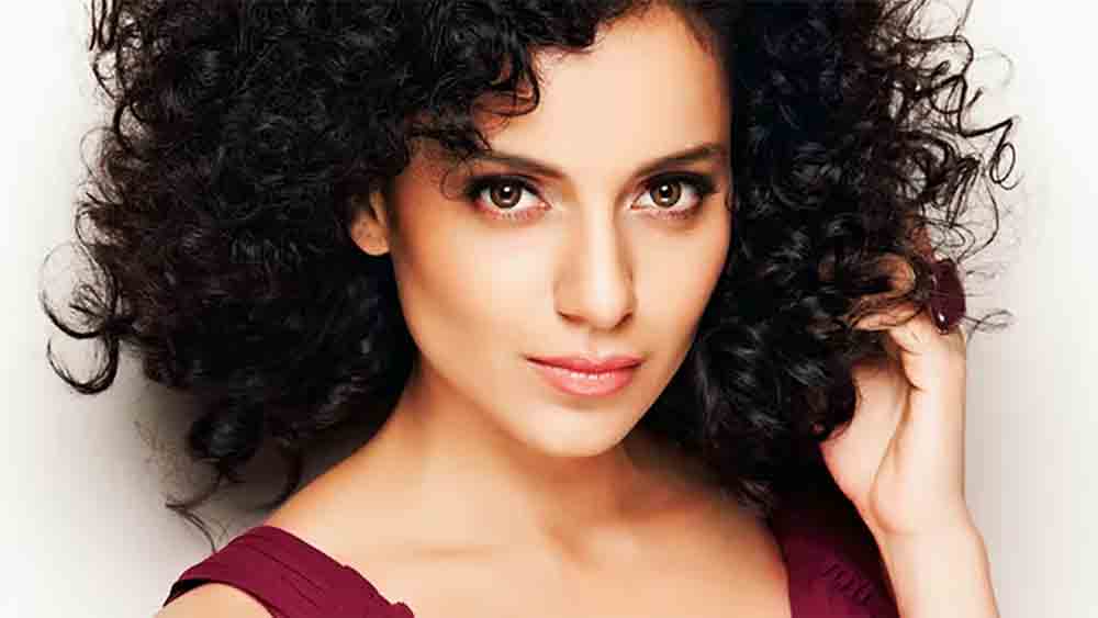 বলিউড হোক বা রাজনীতি অথবা কোনও সামাজিক সমস্যা— প্রায় সব বিষয়েই নাকি মতামত জাহির করেন তিনি। তবে অনেকের মতে, সে সব করতে গিয়ে মাঝেমধ্যে নিজের সীমানা অতিক্রম করে ফেলেন কঙ্গনা।