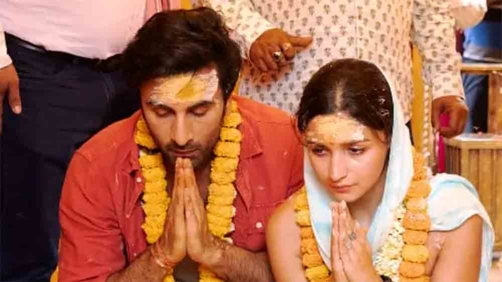 একটি সর্বভারতীয় সংবাদমাধ্যমের দাবি, রণবীর কপূর আর আলিয়া ভট্টের চার হাত এক হবে আগামী ১৪ এপ্রিল। তার আগের দিন মেহেন্দির অনুষ্ঠান। সে সবের তোড়জোড়েই সকলে ব্যস্ত। কঙ্গনার কথা শোনার সময় আছে কি?